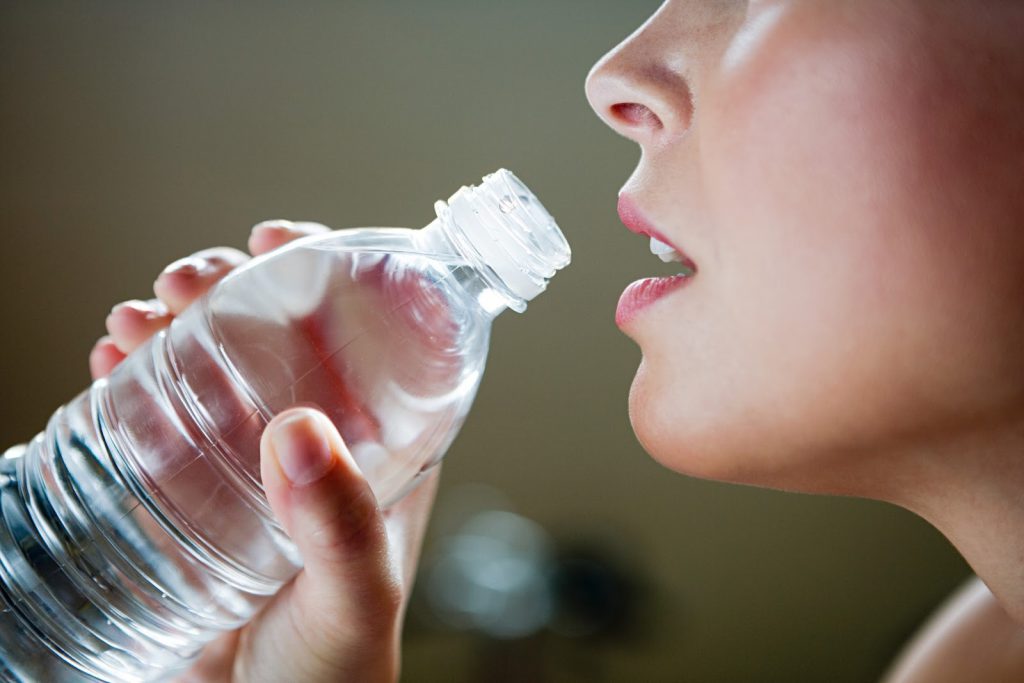 Uống nước không đúng cách – nhiều mối nguy hại